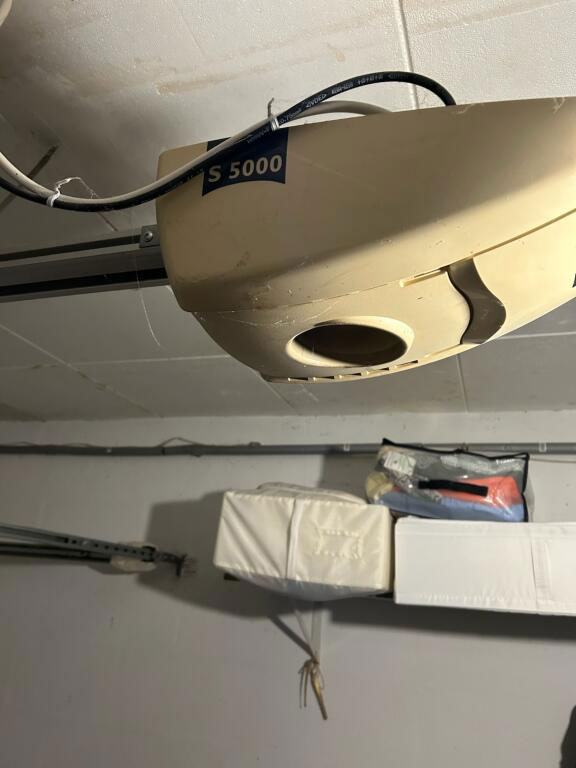 Moteur de porte de garage sectionnelle Somfy à remplacer à Clamart